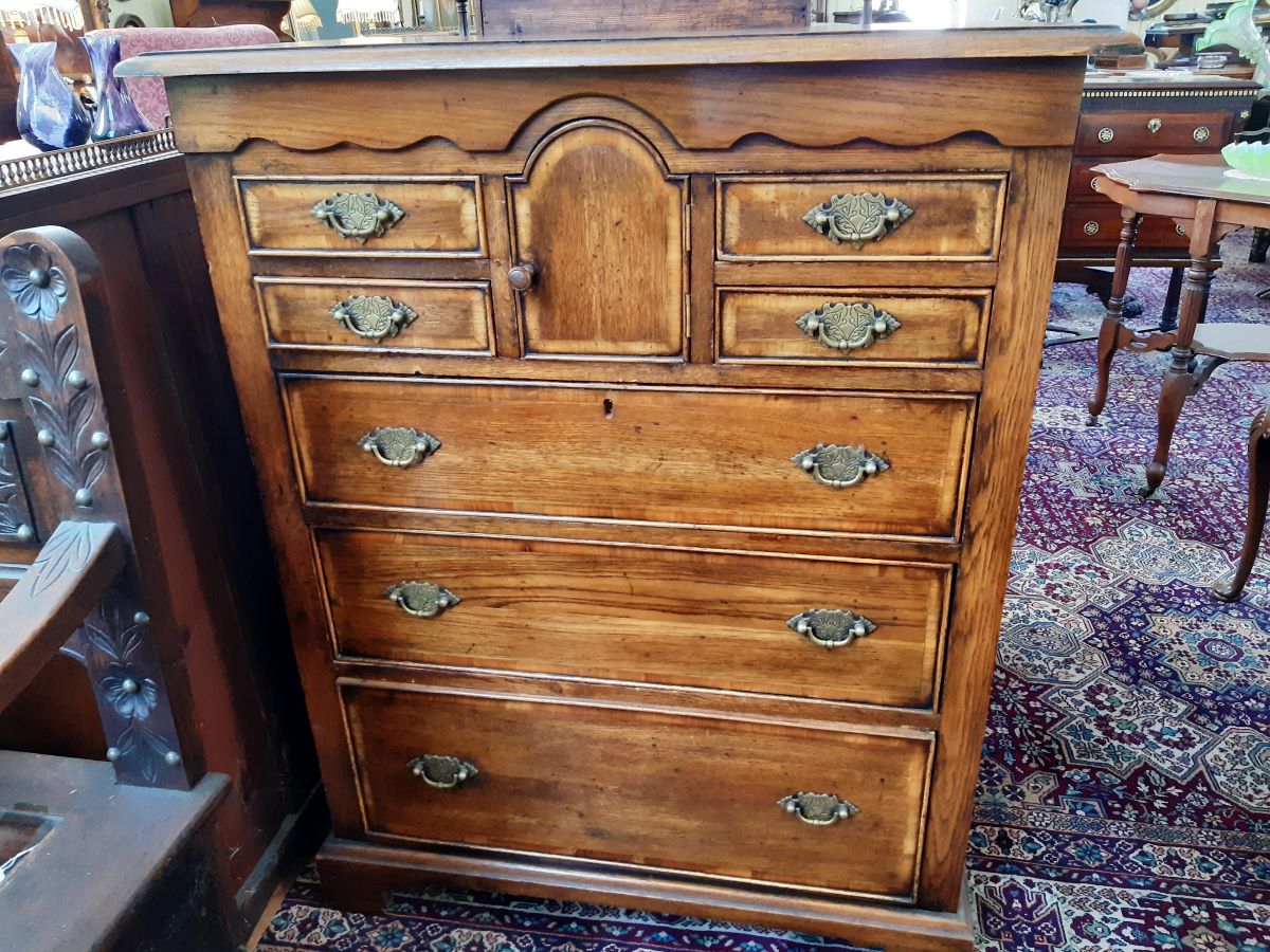 18th century style oak chest of drawers