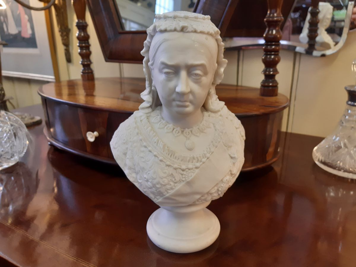 Parian ware bust of Queen Victoria, Robinson & Leadbeater