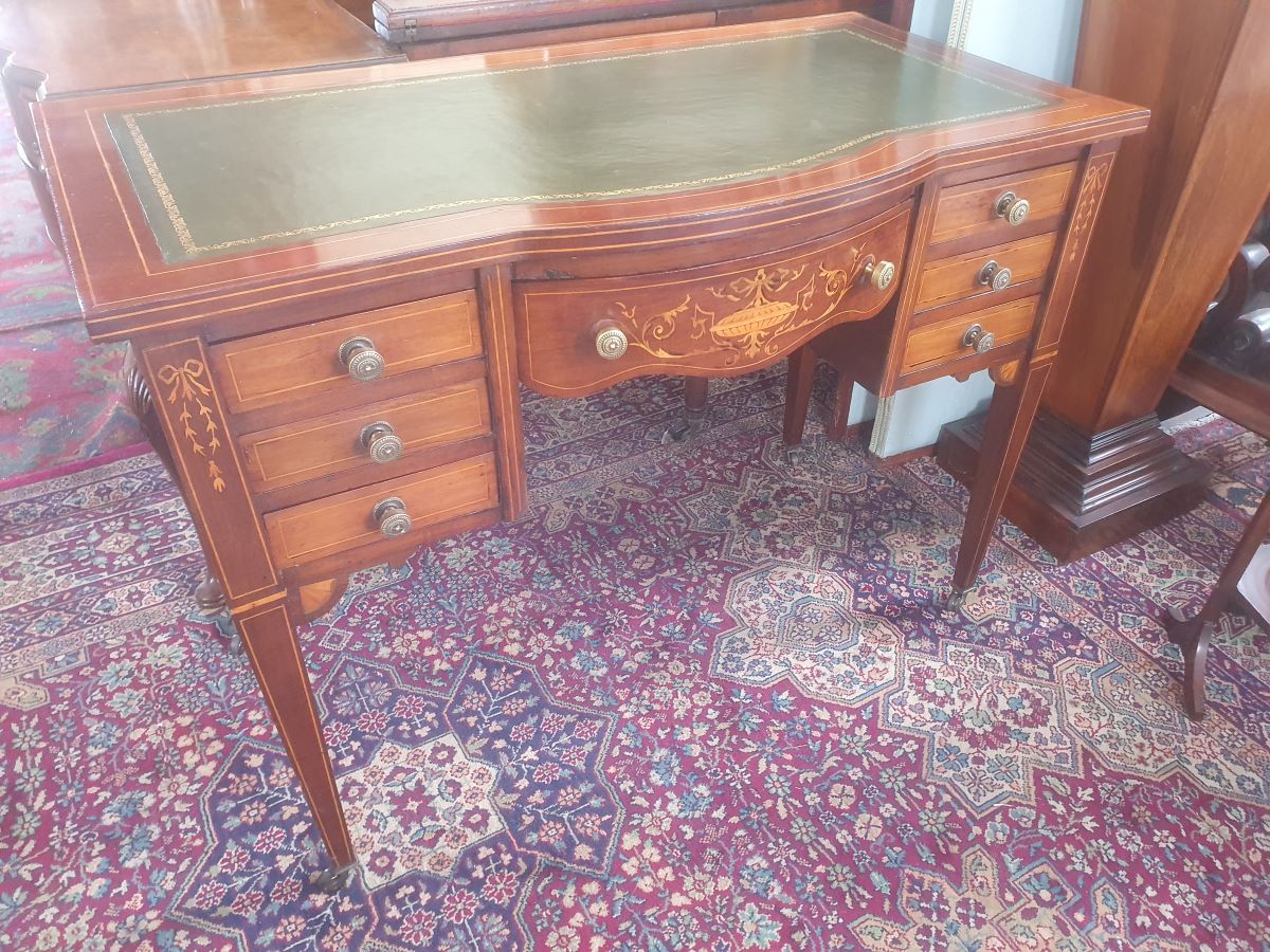 Late Victorian Mahogany Bow Front Kneehole Desk