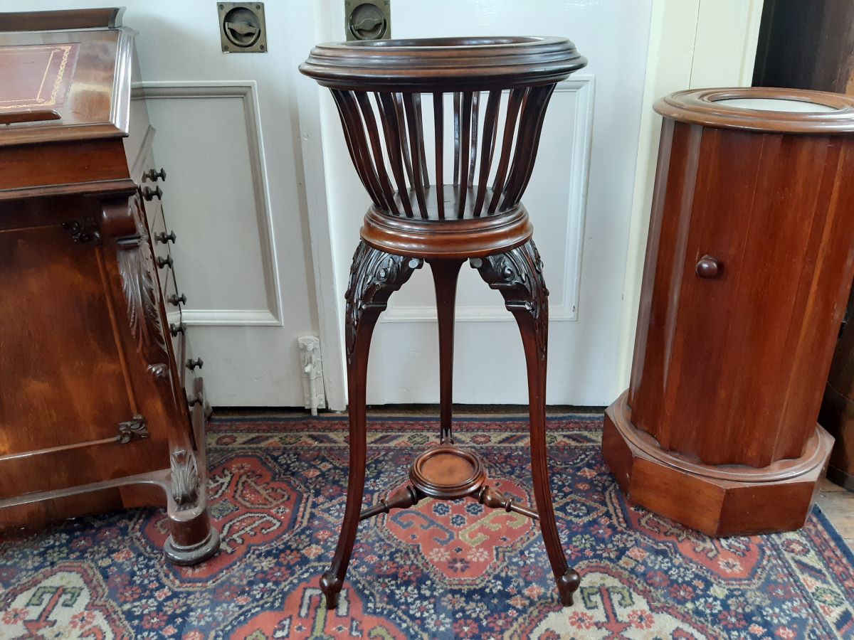 Late Victorian mahogany jardiniere stand