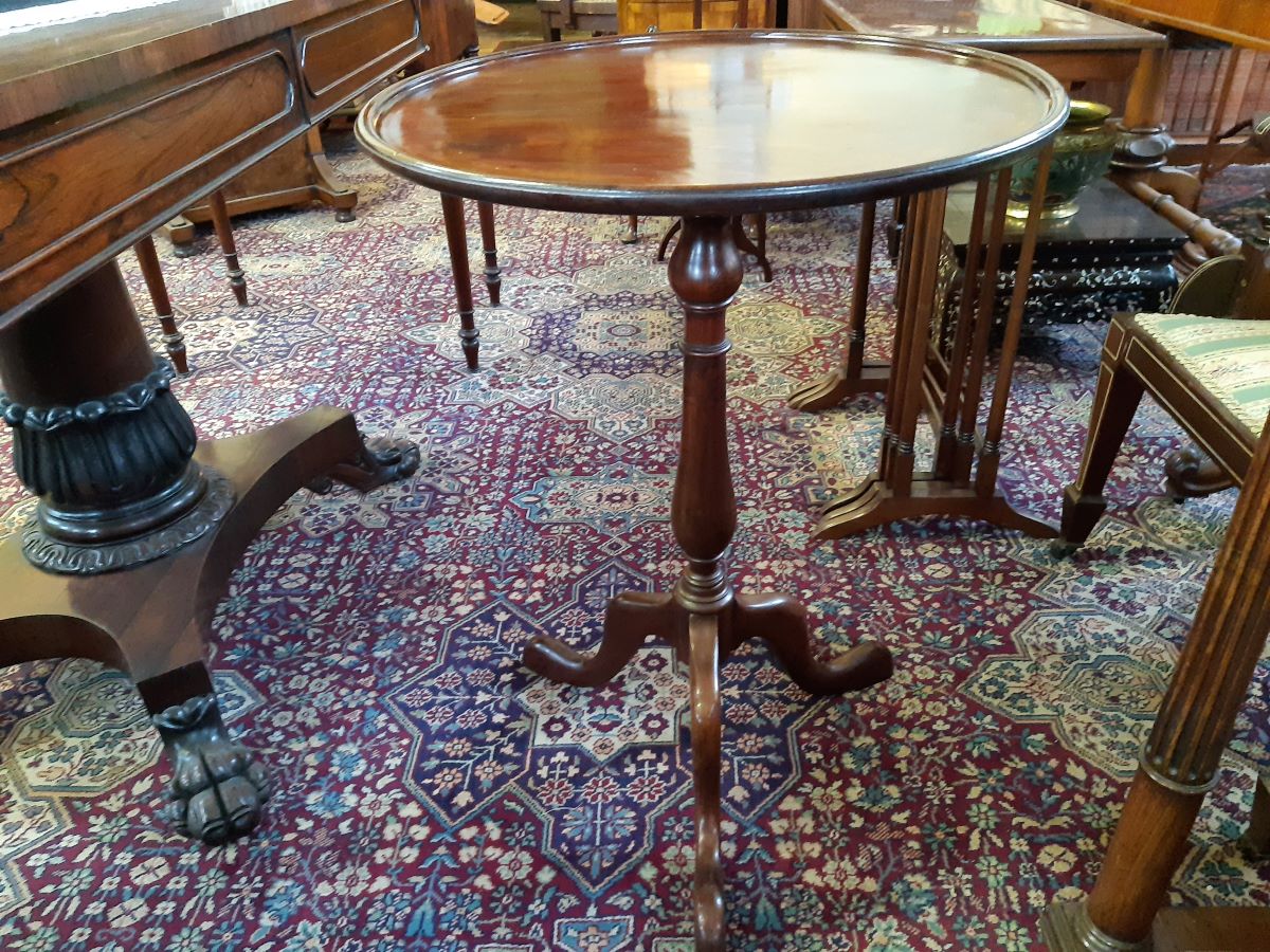 Early 19th century dish top wine table
